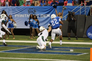 Taz Bateman scores on a running play during their loss to Charlotte. By: Ralph Hernandez 