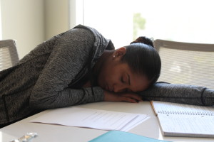 Students like Gabrielle Hernandez, a senior psychology major, attempts to balance studying while catching up on a sleep schedule. Photo by: Ralph Hernandez