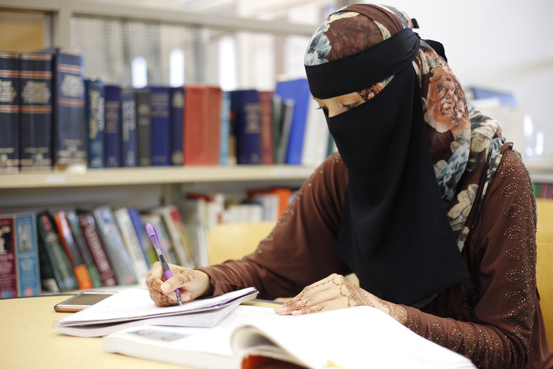 Niqab-wearing Muslim student refuses teacher's request to unveil - The Signal