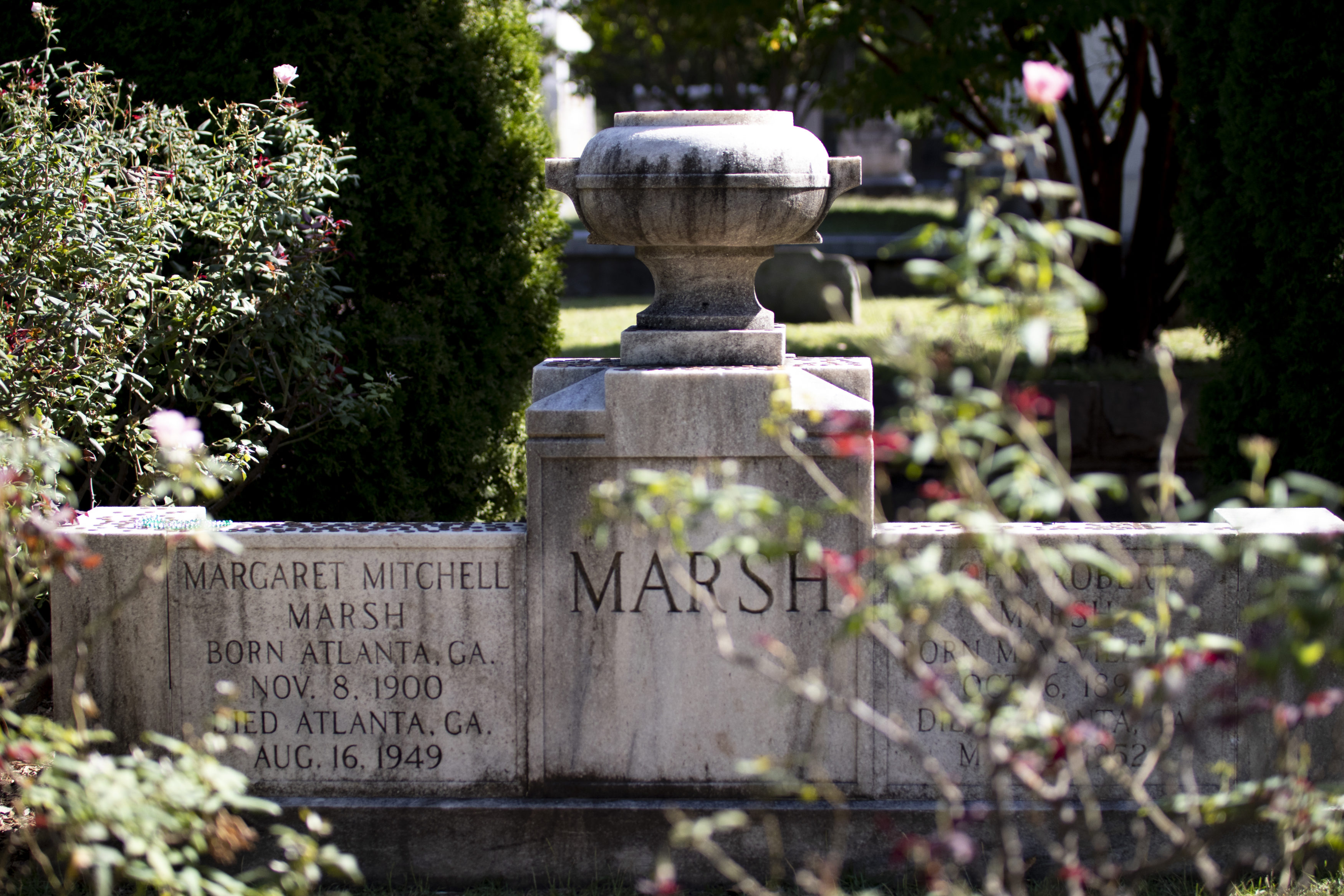 are dogs allowed in oakland cemetery