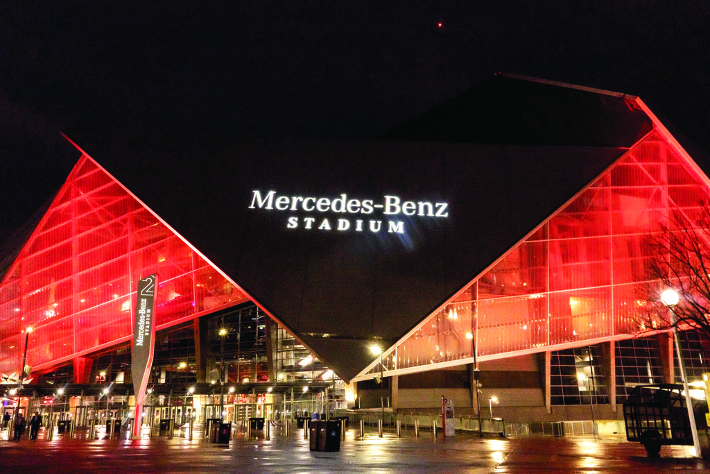 atlanta falcons stadium at night