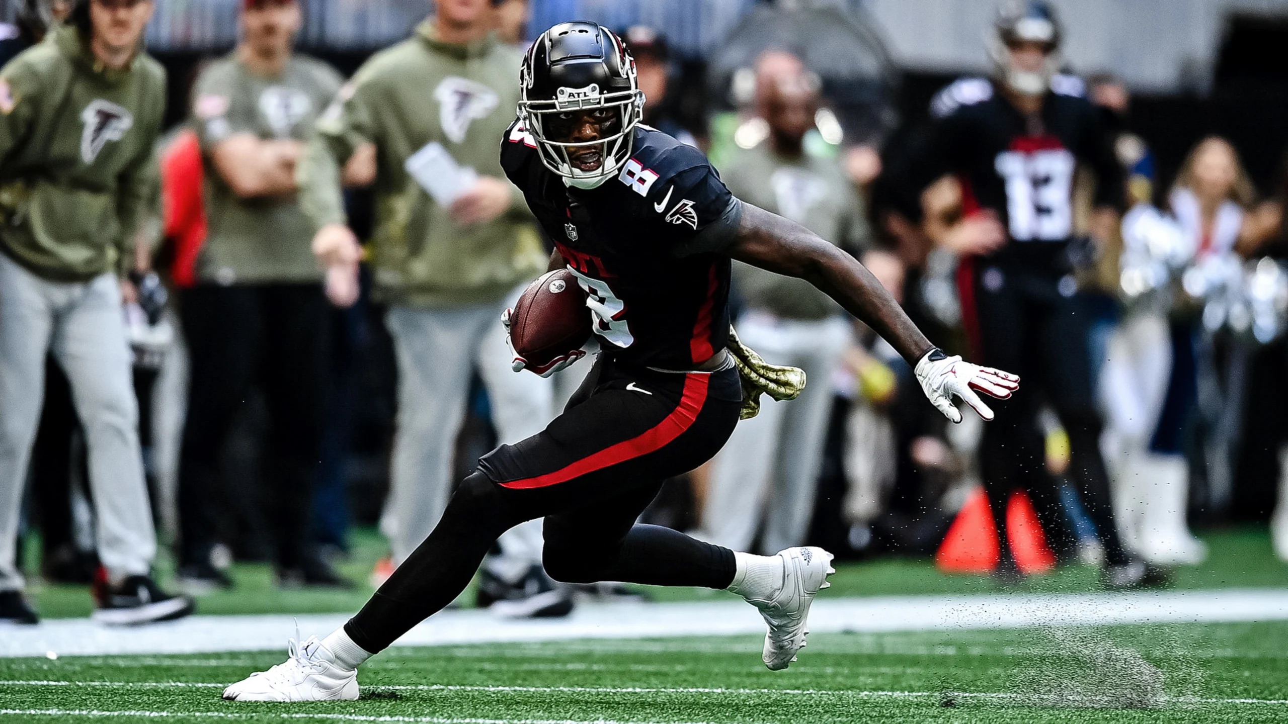 NFC tight end Kyle Pitts of the Atlanta Falcons (8) runs a route